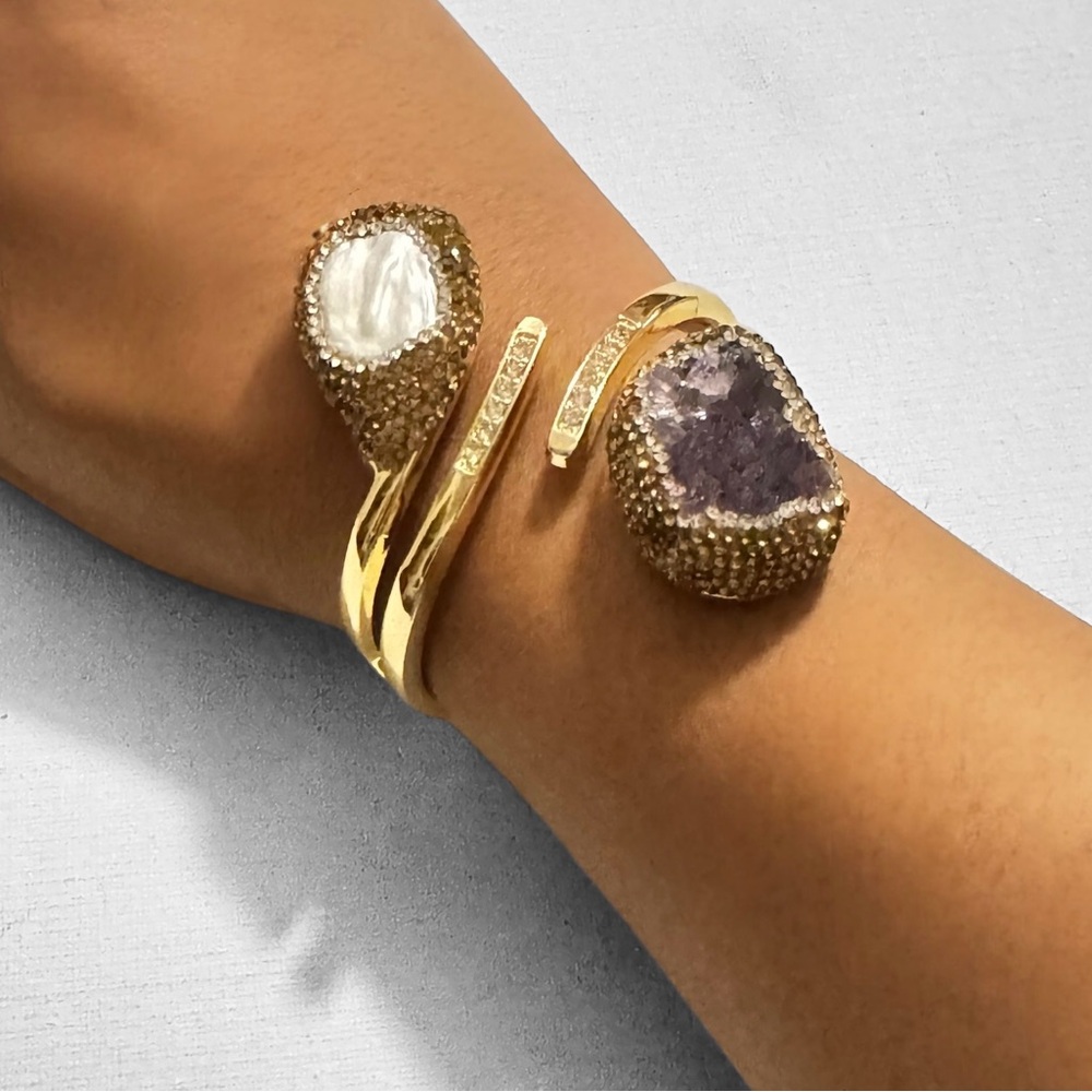 Elegant Bracelet Gold Tone With Encased Crystals